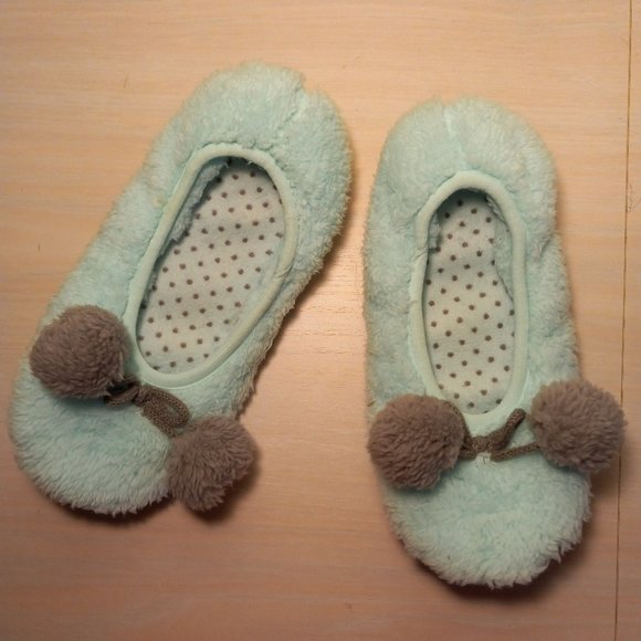 Get Cozy Brand Soft Light Blue Fuzzy Slippers - Size 7-8 - Picture 1 of 5